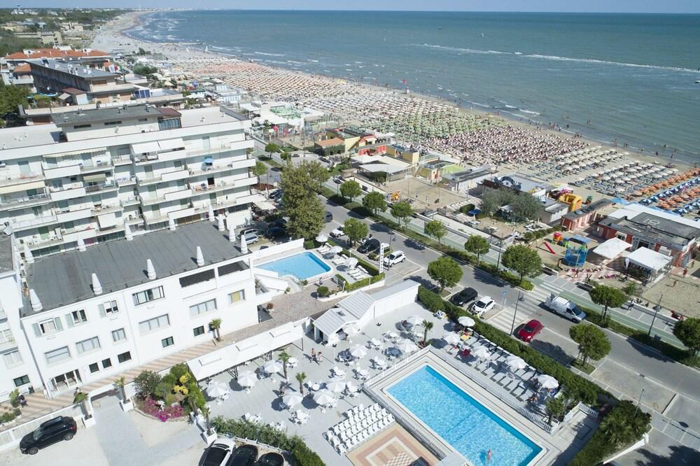 Promenade Universale